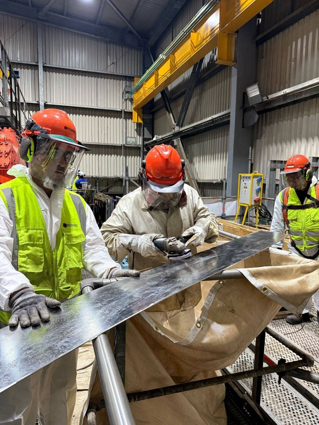 Equipo Sodeser realizando trabajos de mantenimiento industrial